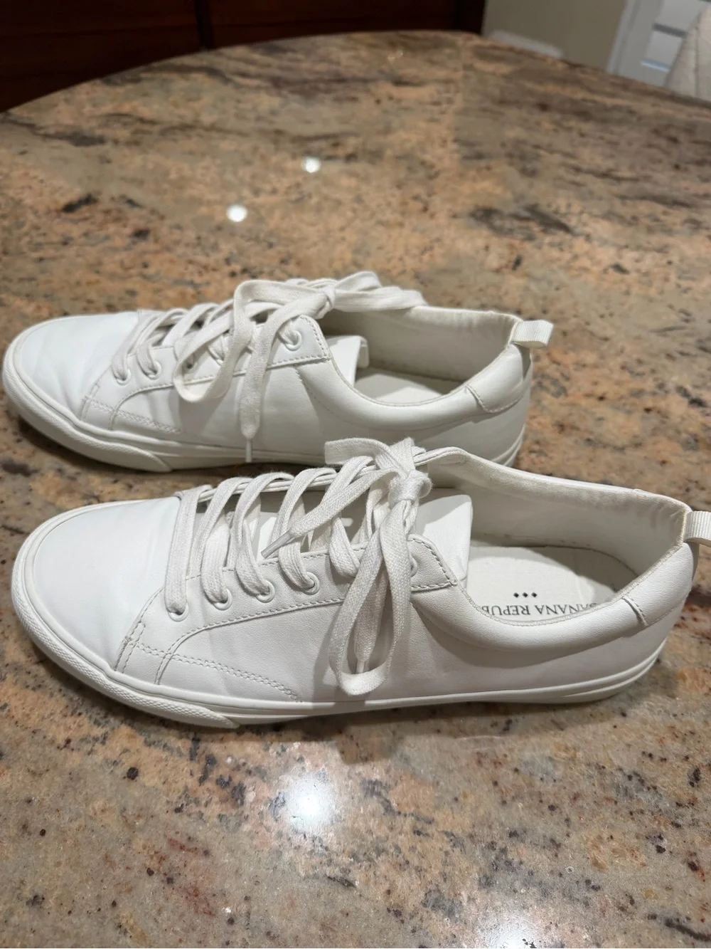 Banana Republic Minimalist White Vegan Leather Low-Top Sneakers Size 9